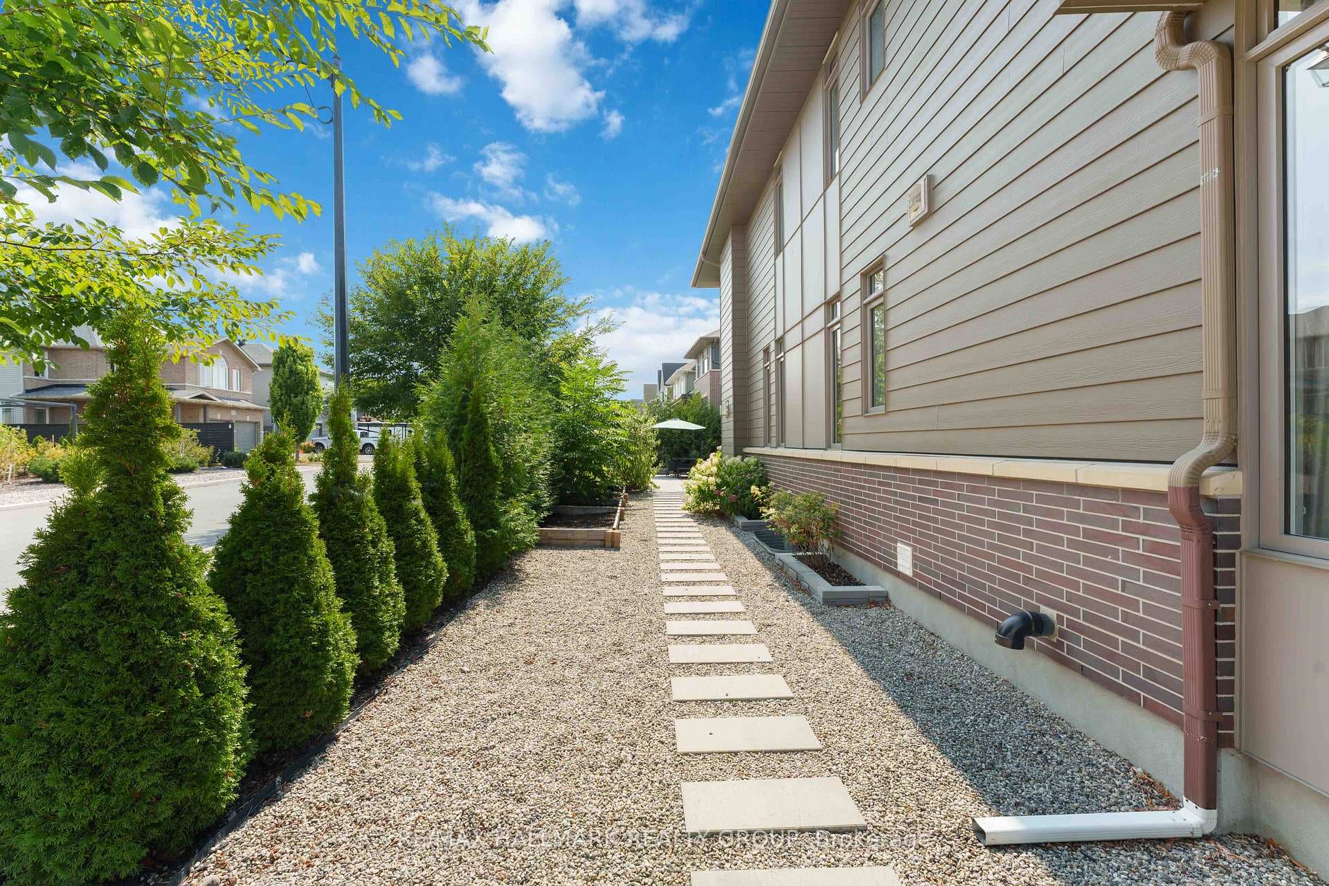 155 Escarpment Crescent photo 32