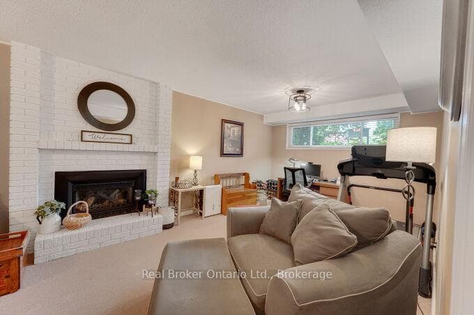 4162 Sutherland Crescent photo 23
