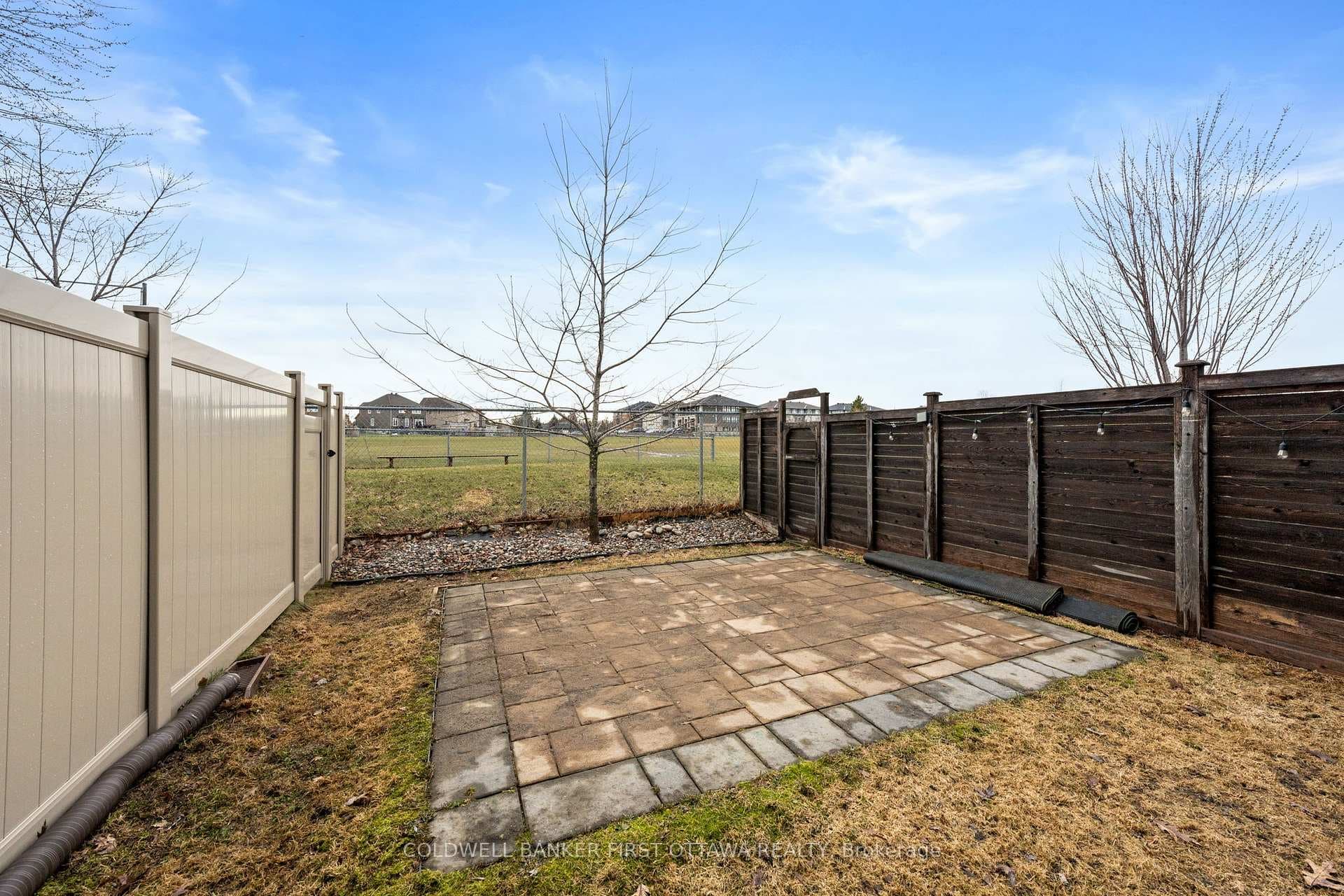 278 Fergus Crescent photo 26