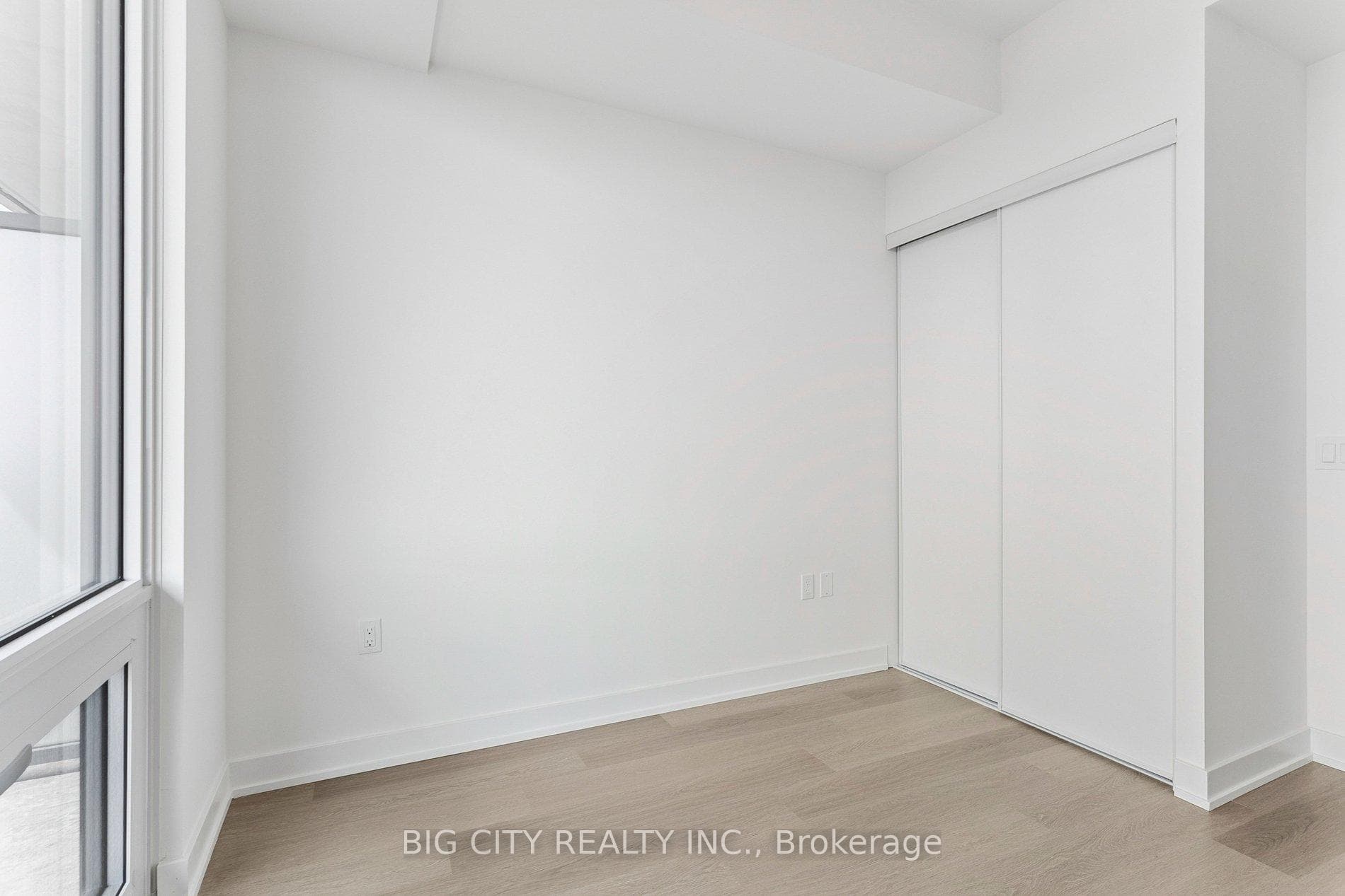 448 Burnhamthorpe Road Unit 3301 photo 14
