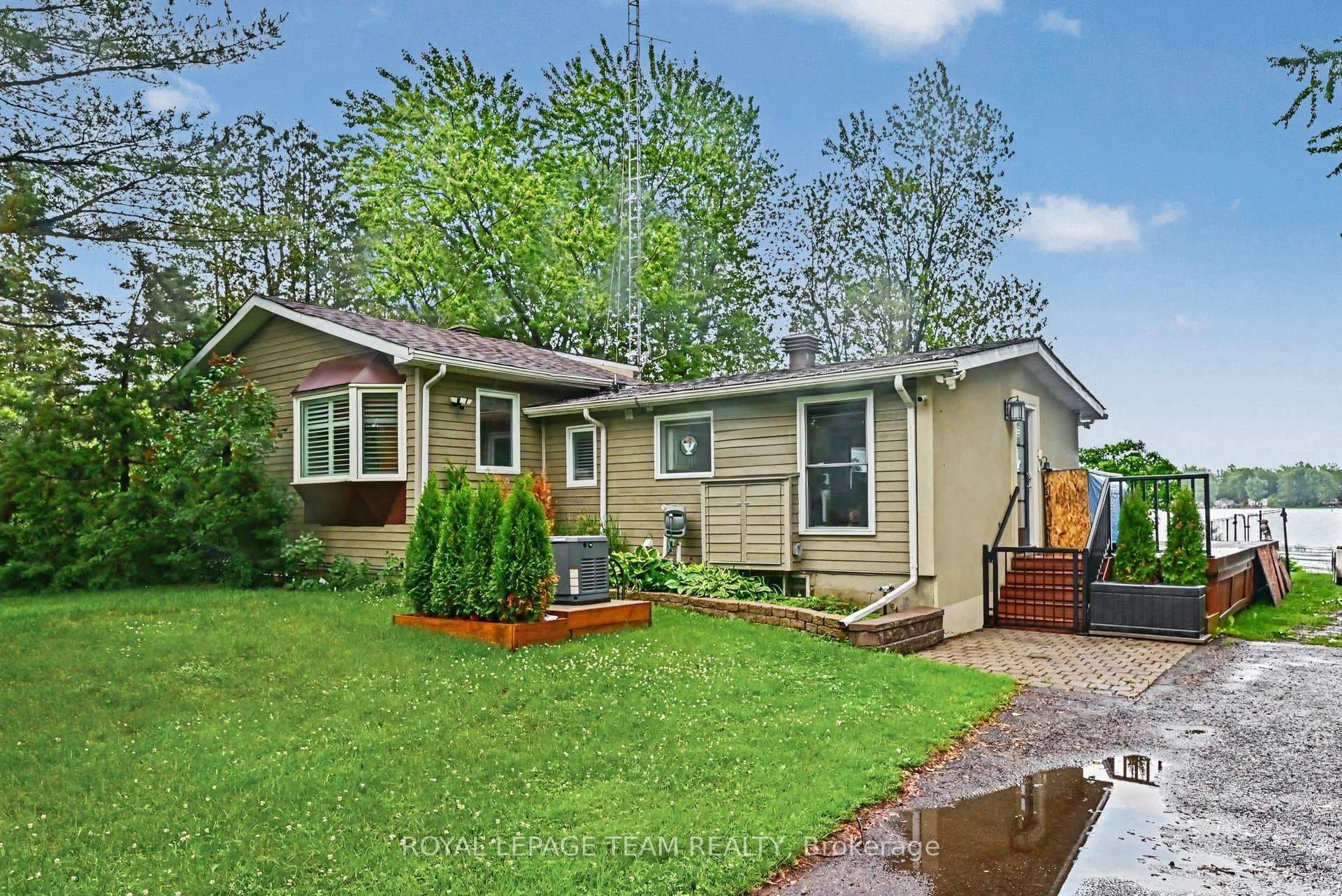 2466 Fairmile Road photo 1