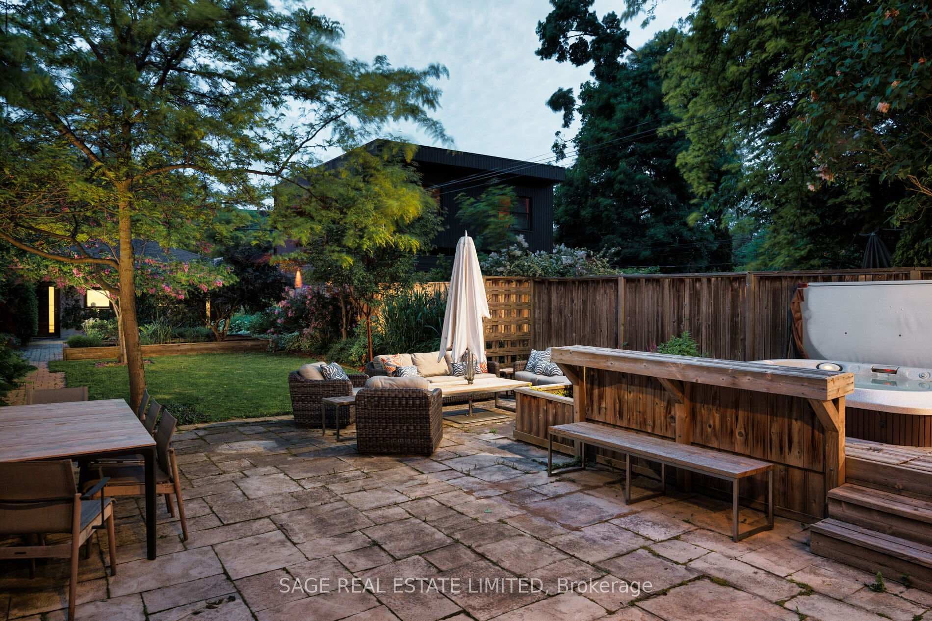 566 Dovercourt Road photo 38