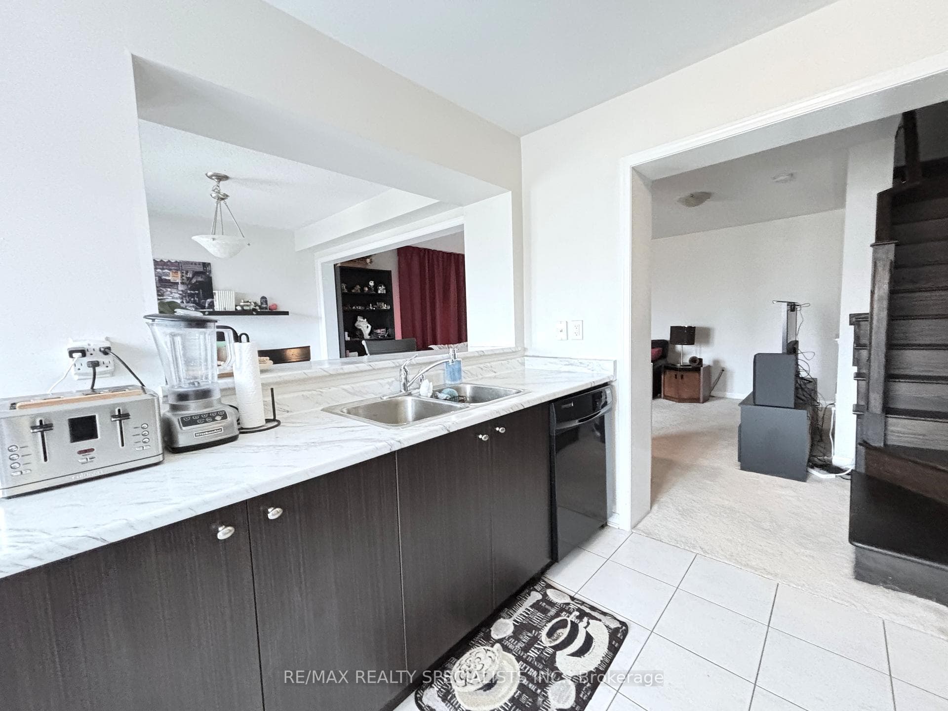 230 Mortimer Crescent photo 8