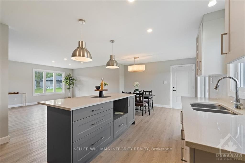 241 ROXANNE Street photo 15