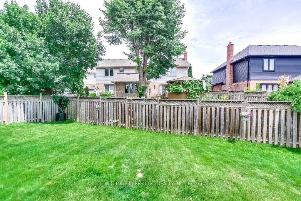 46 Kanata Crescent photo 36