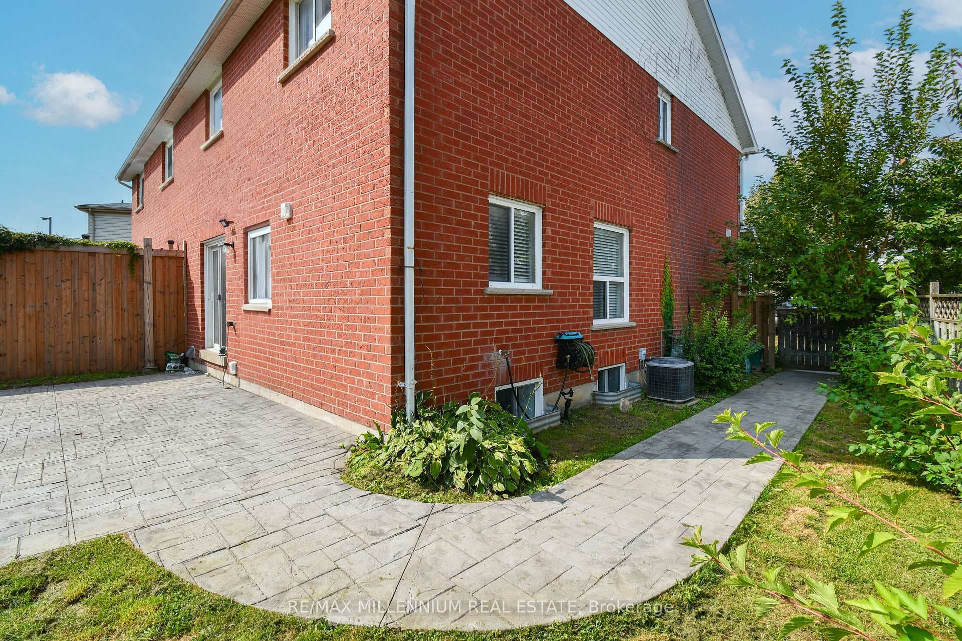85 Downing Crescent photo 3