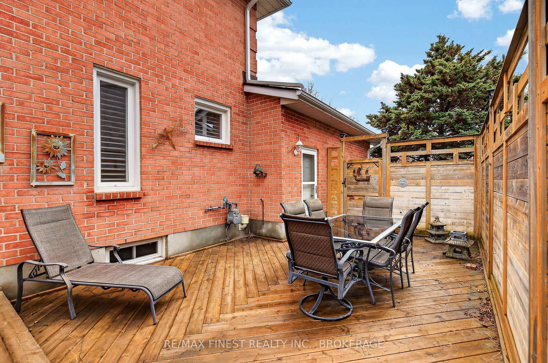 896 Ambleside Crescent photo 7
