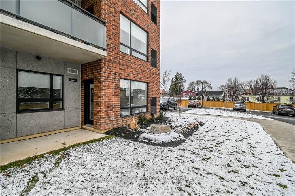 3998 VICTORIA Avenue Unit 111 photo 20