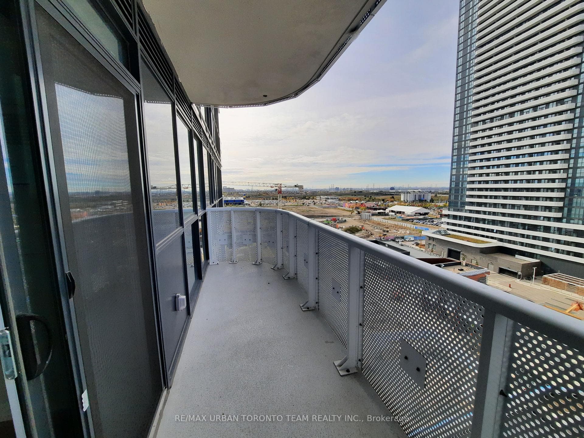 8 Interchange Way Unit 915 photo 14