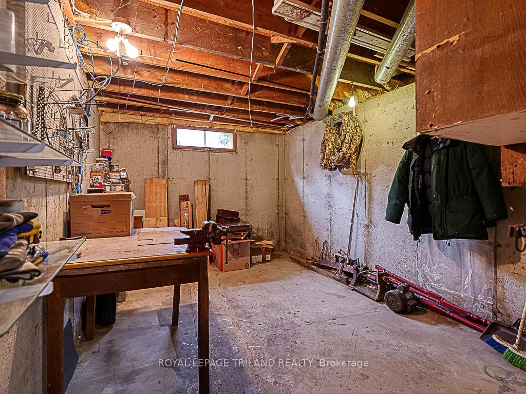421 Wellington Street photo 32