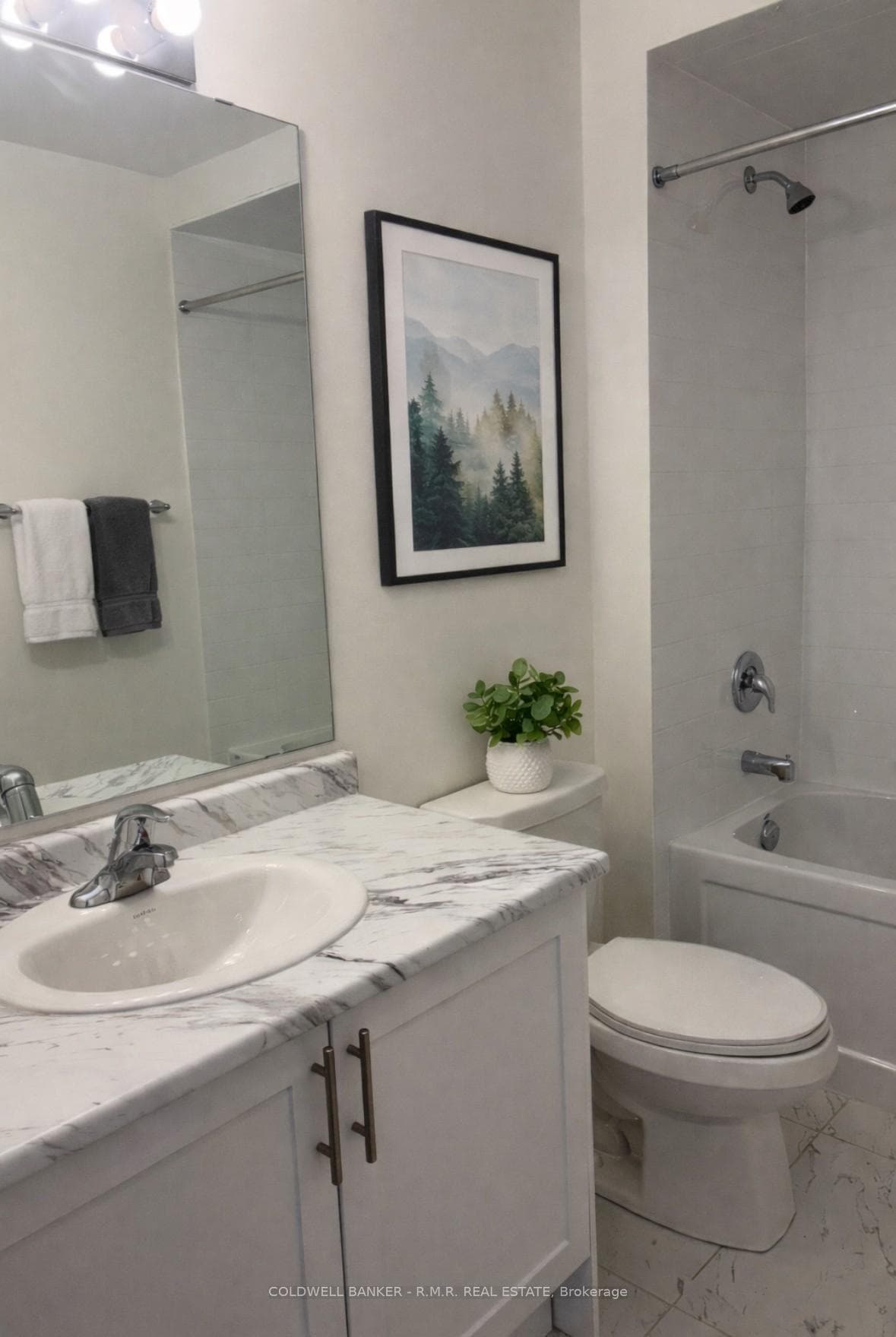 VIRTUALLY STAGED - 4pc 2nd floor bathroom
