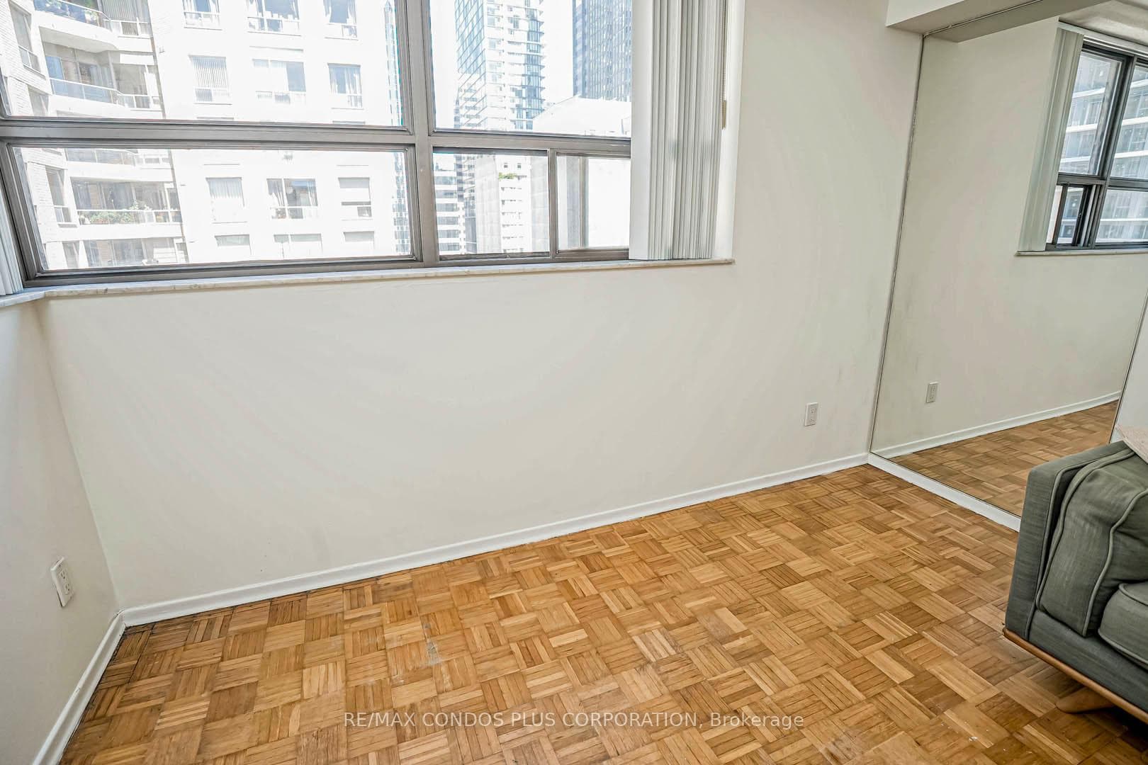 105 Mccaul Street Unit 806 photo 8