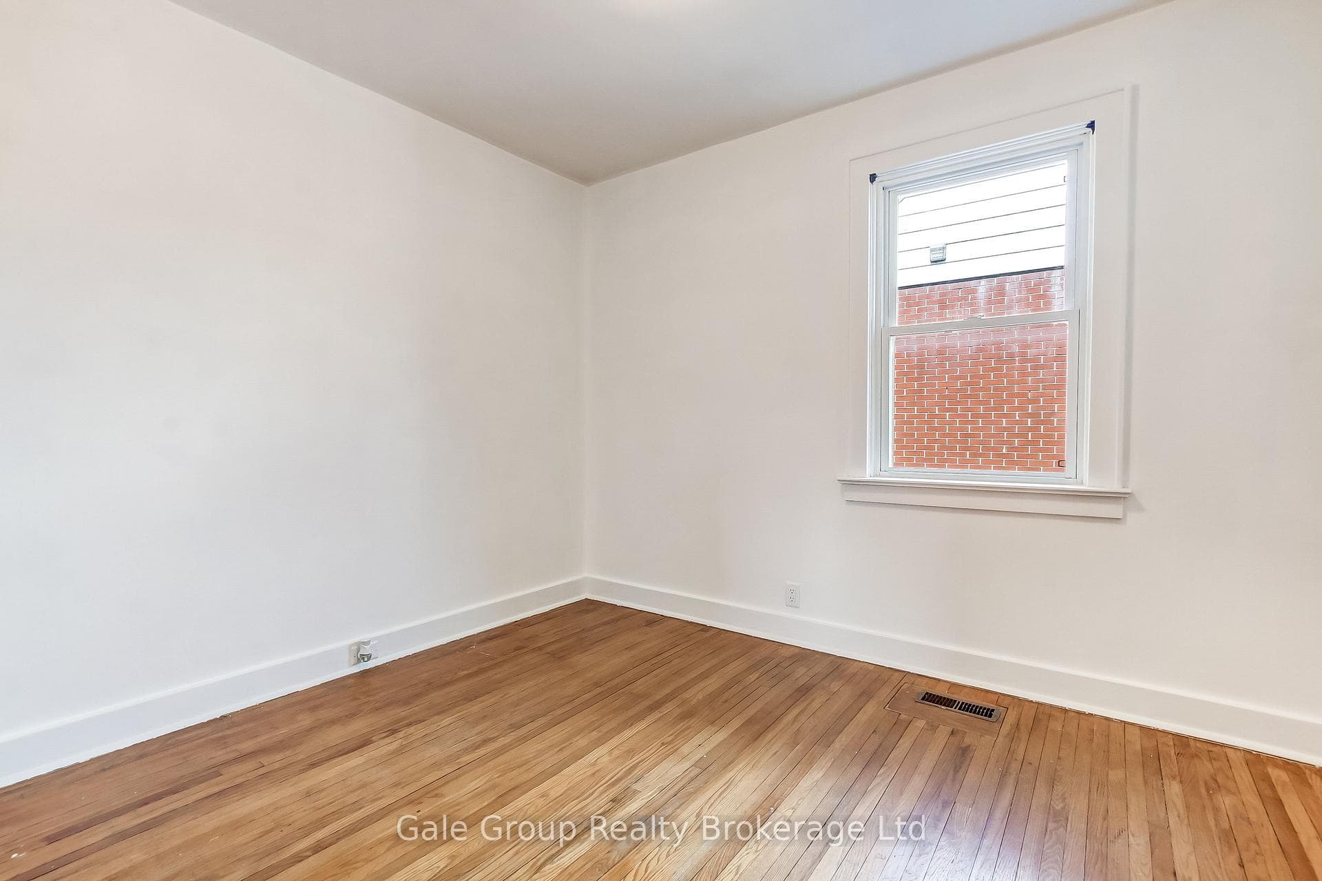 457 Brant Street photo 11