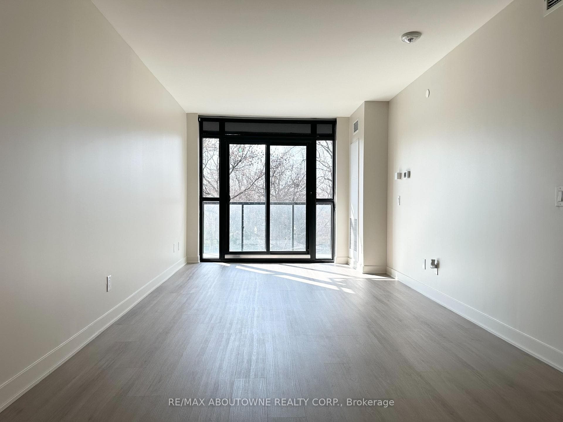 3385 Dundas Street Unit 323 photo 4