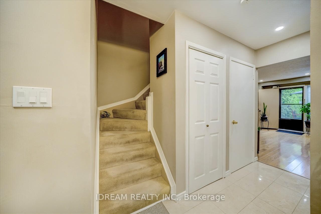 9 Sachems Place photo 15