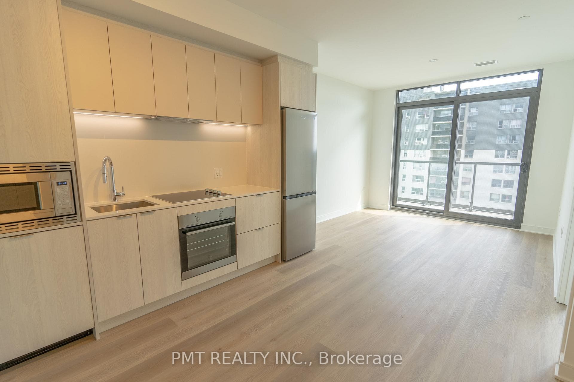 86 Dundas Street Unit 717 photo 3