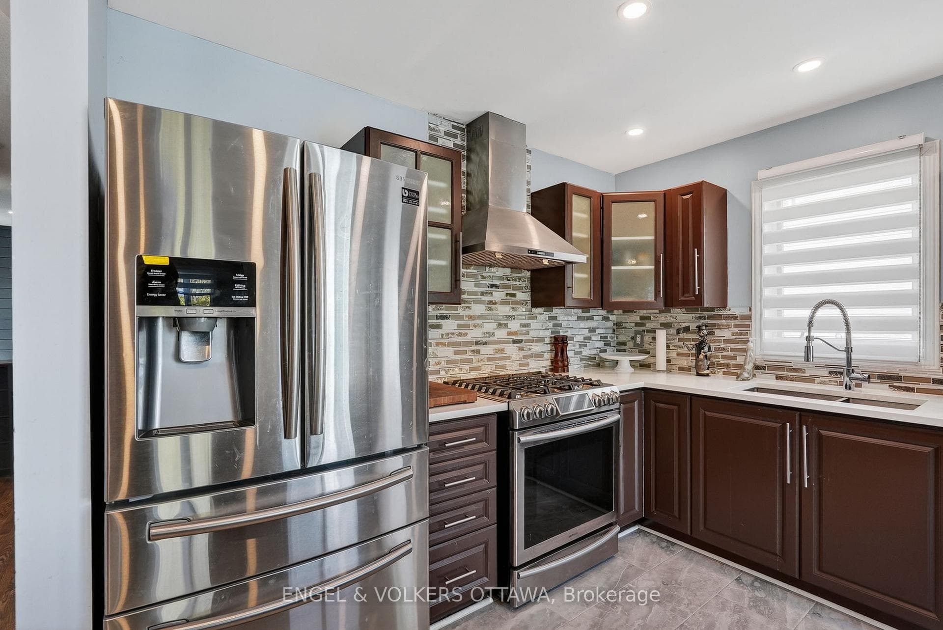 1033 Como Crescent photo 6