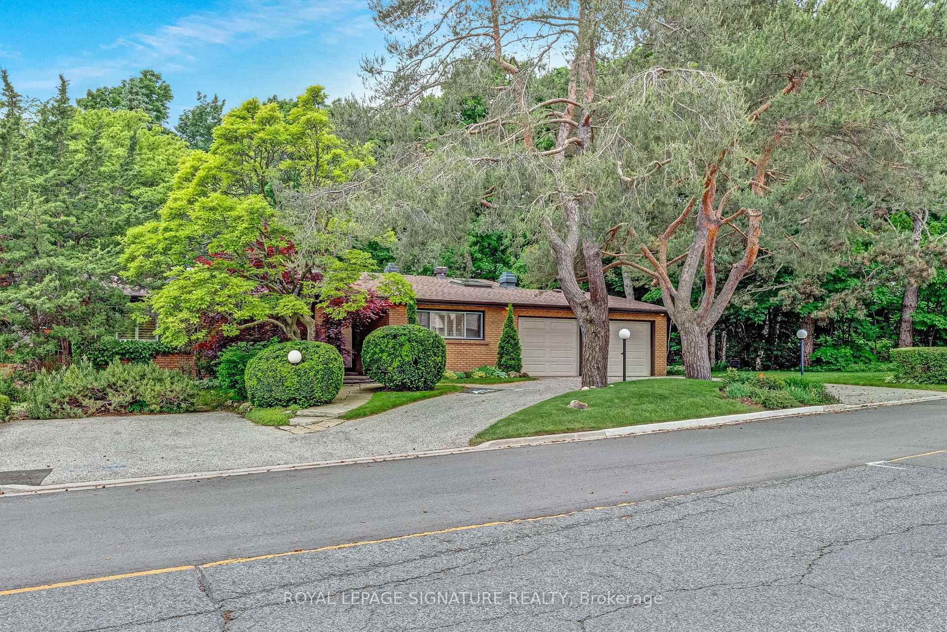 118 Brookbanks Drive photo 1