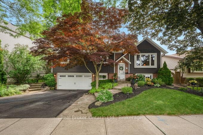 4162 Sutherland Crescent photo 2