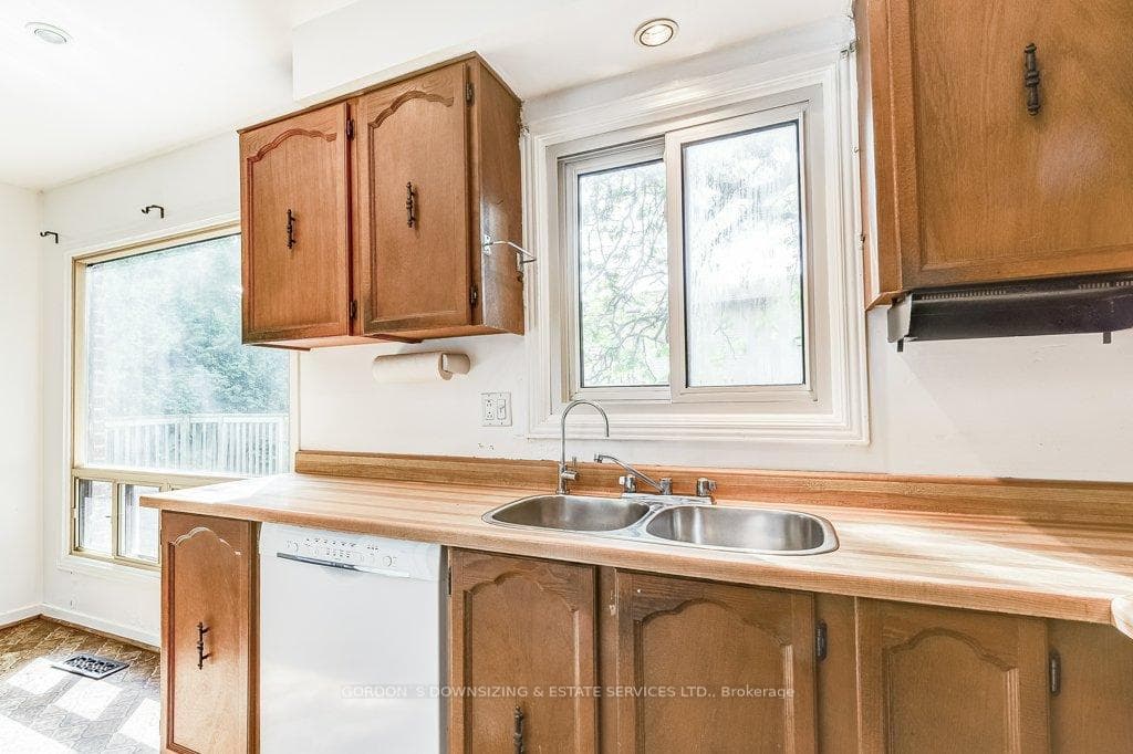 99 Panter Crescent photo 13