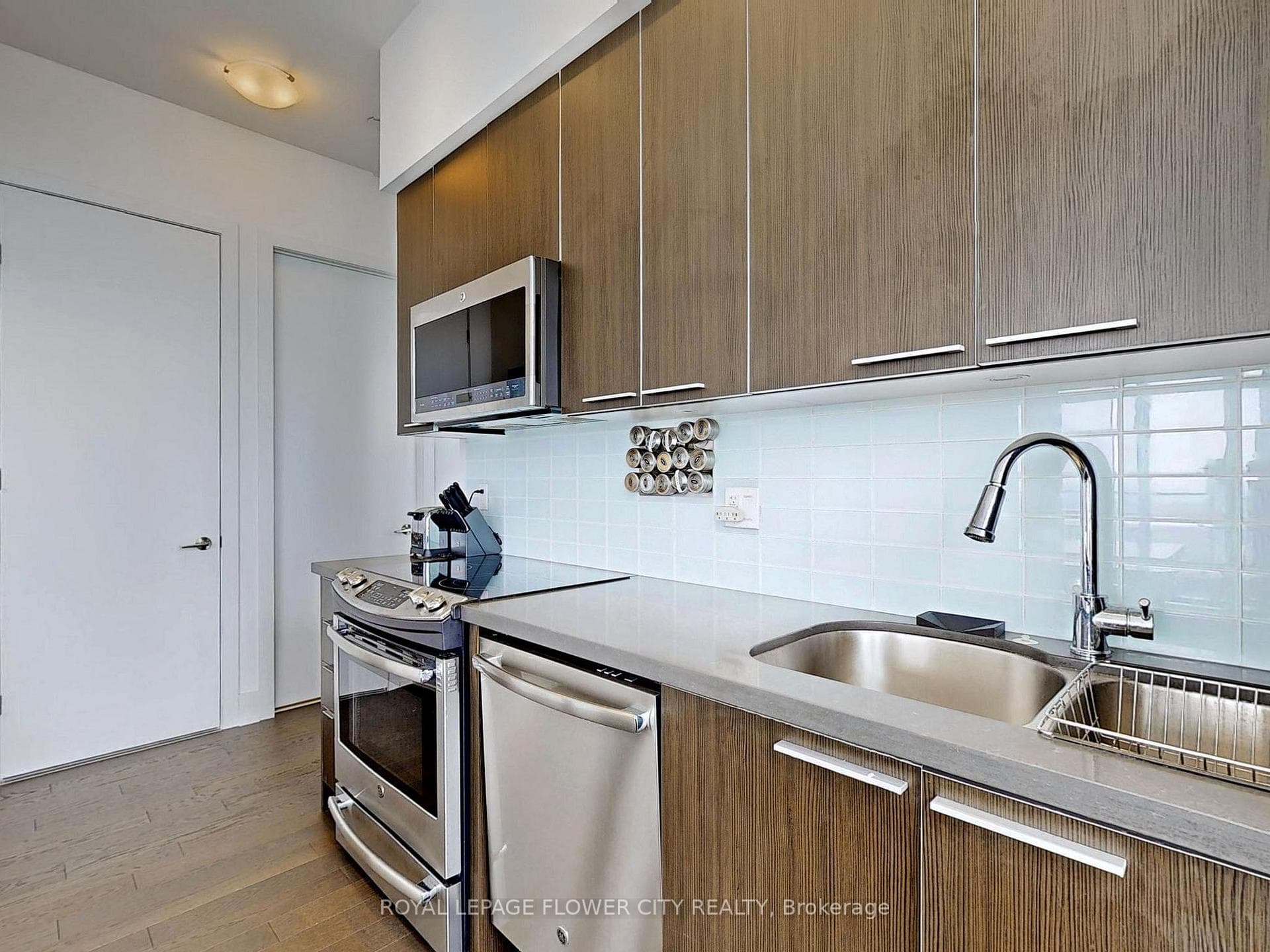 10 Park Lawn Road Unit PH 01 photo 14
