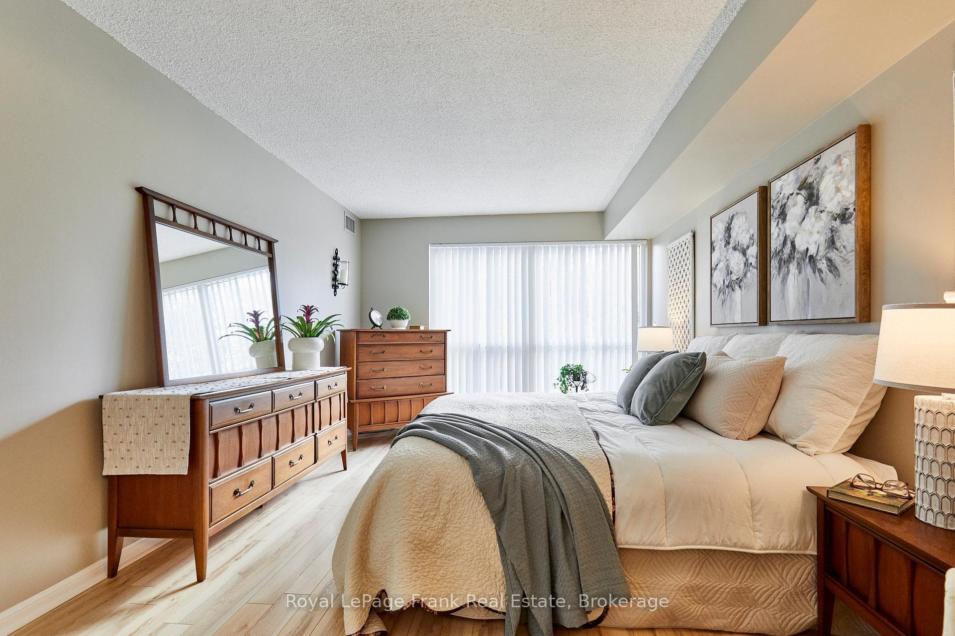 712 Rossland Road Unit 307 photo 17