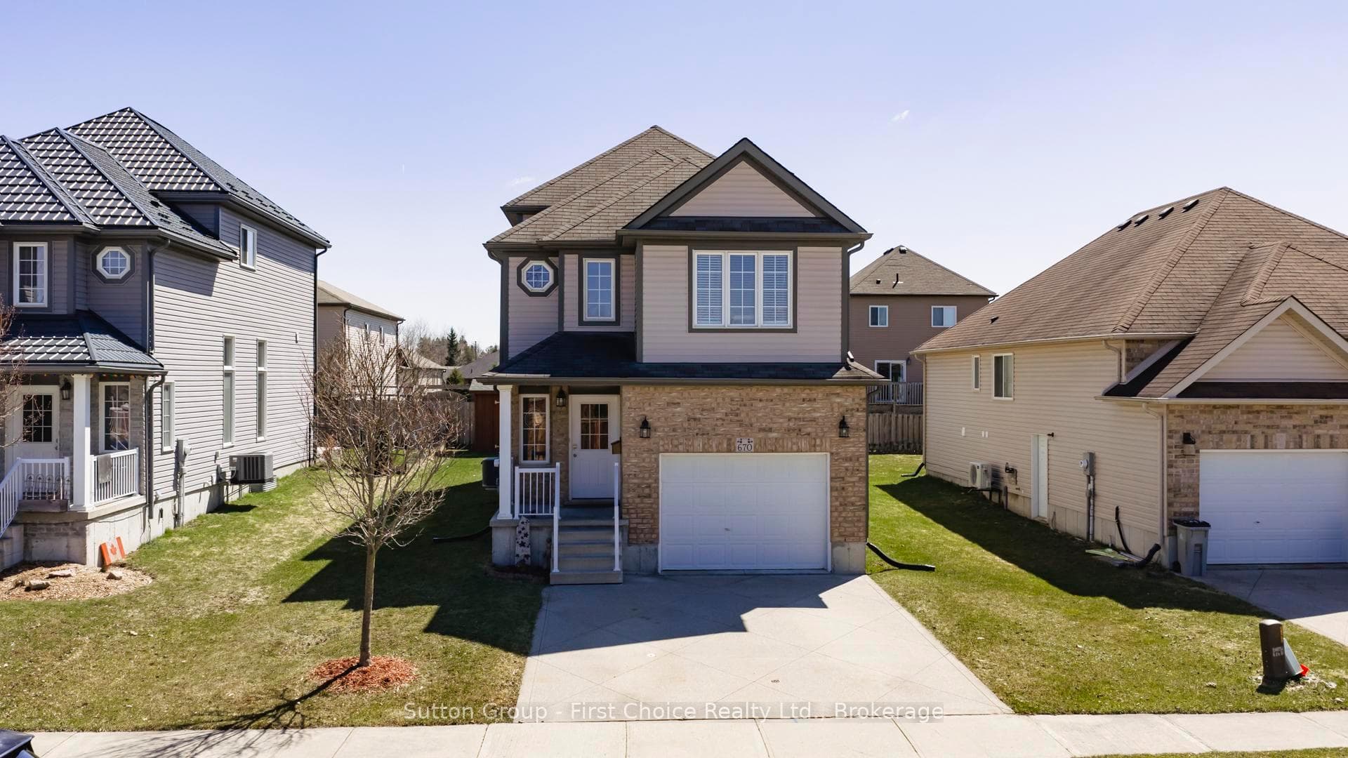670 Reid Crescent photo 2