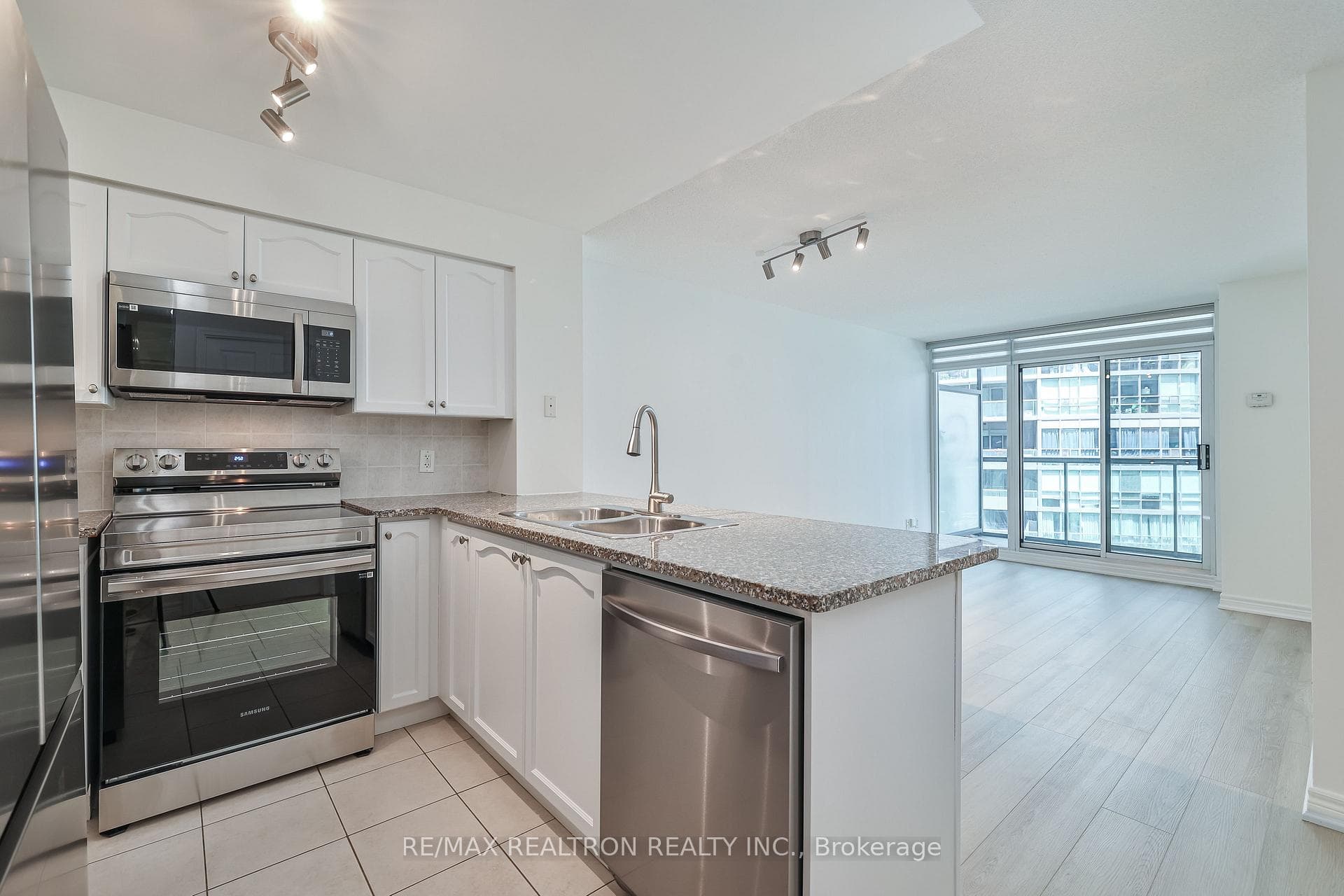 51 Lower Simcoe Street Unit 606 photo 2