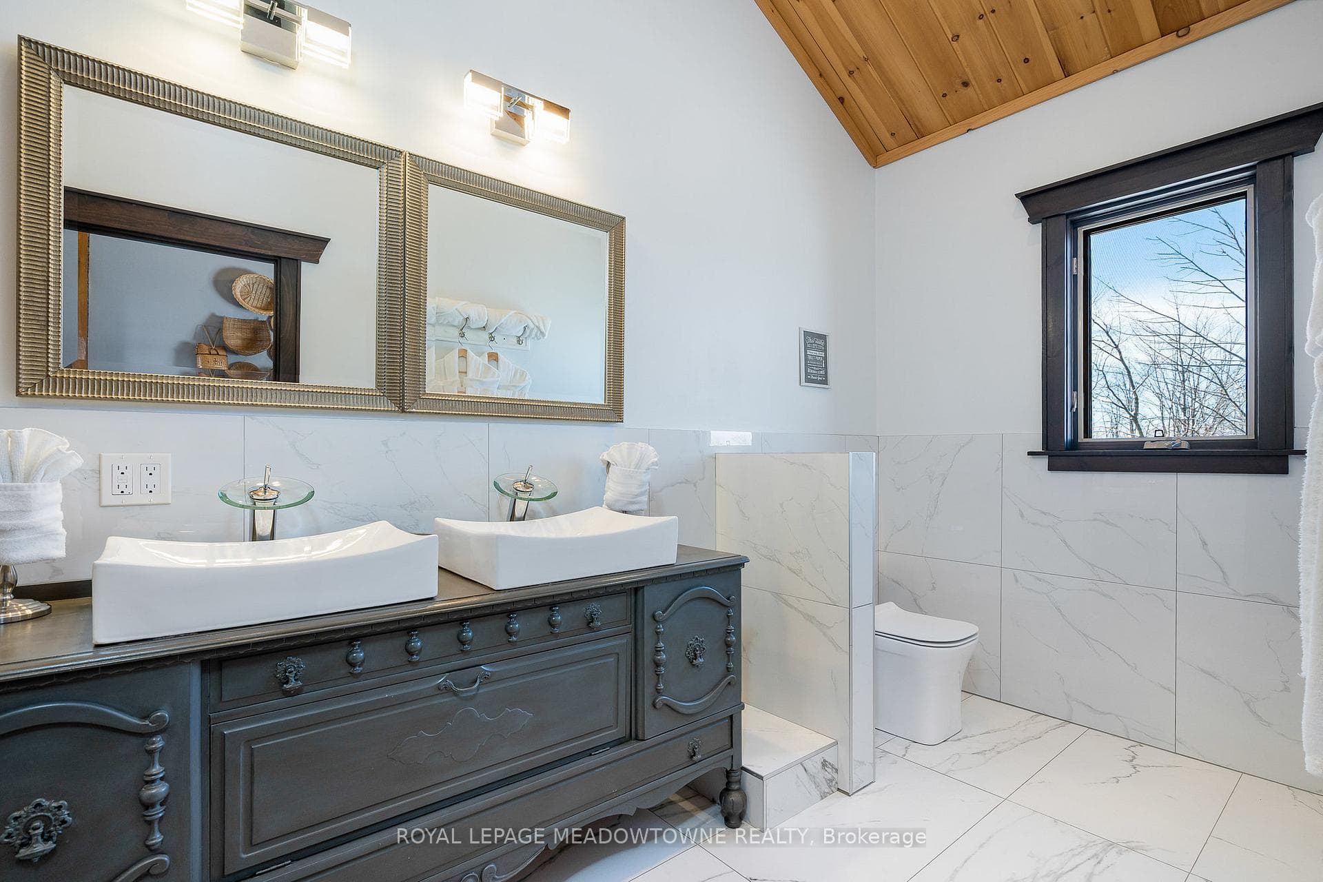 2nd Bedroom private 5 pc Ensuite