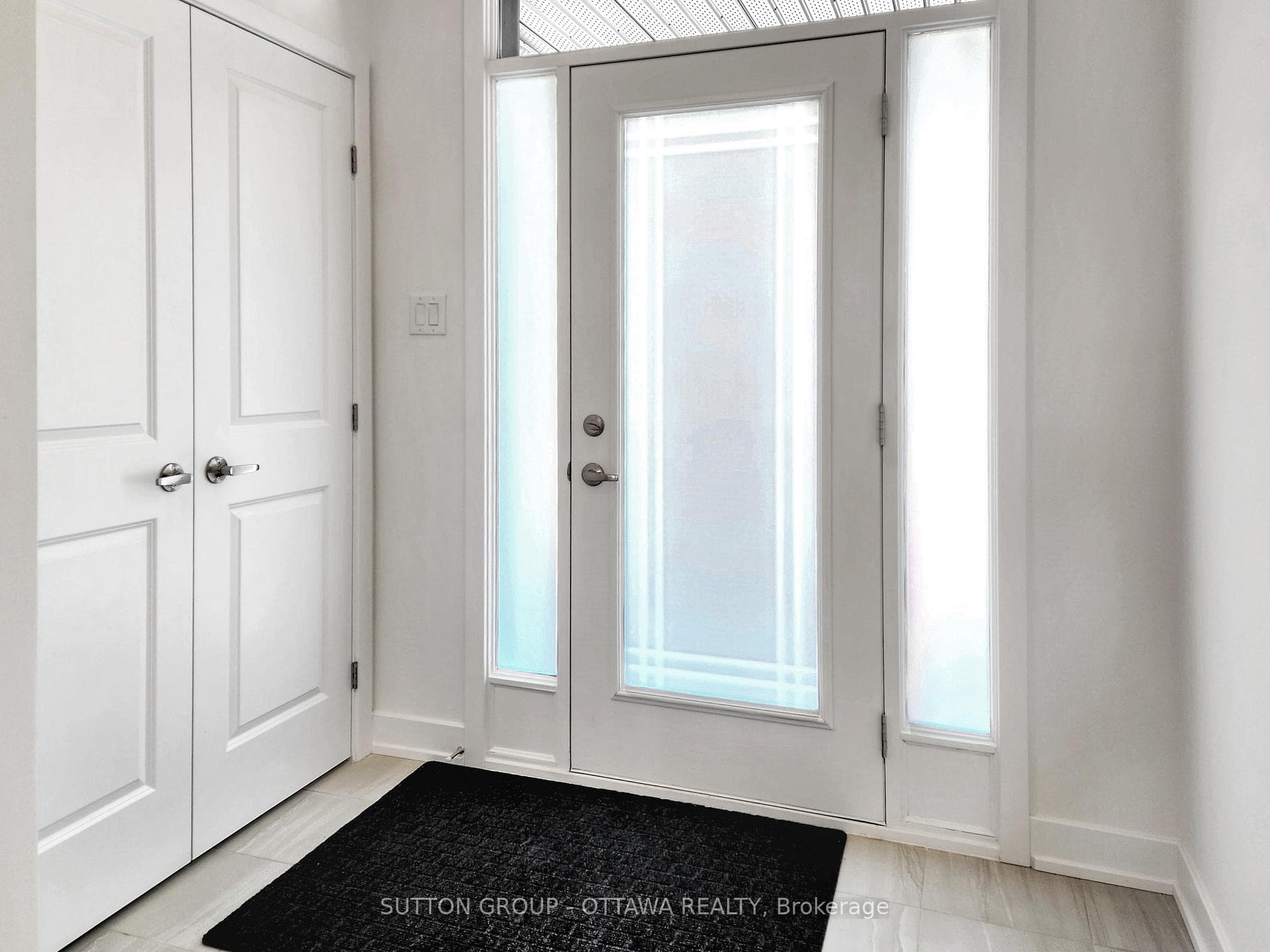 Entranceway with closet