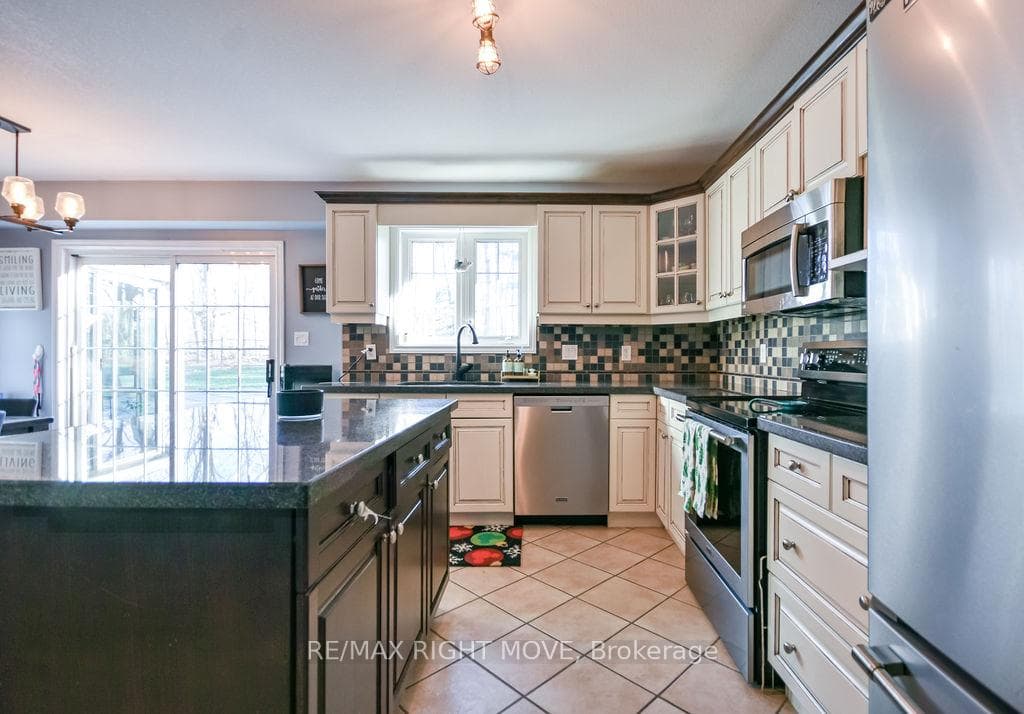2027 Millwood Road photo 10