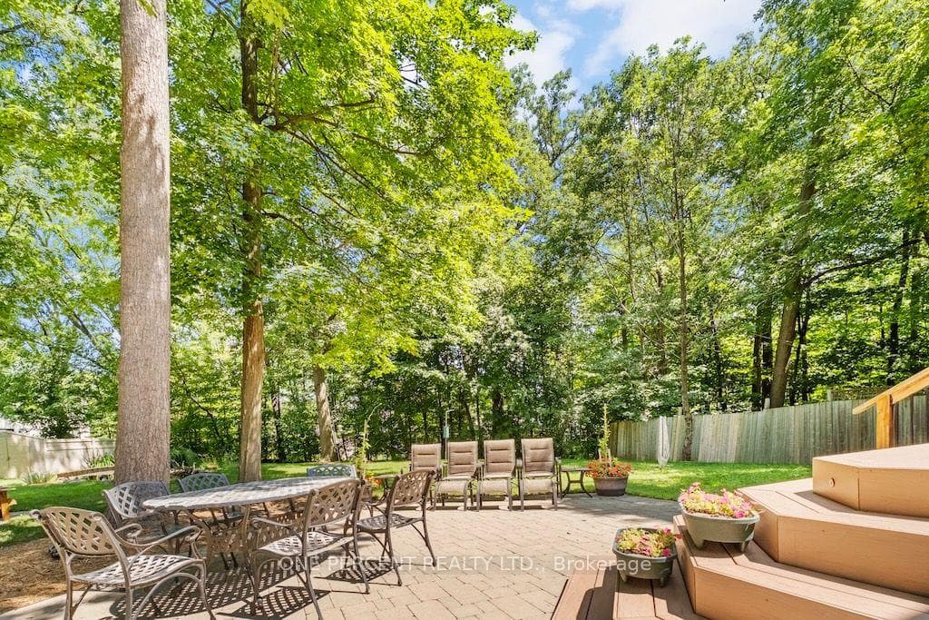 583 Stephens Crescent photo 36