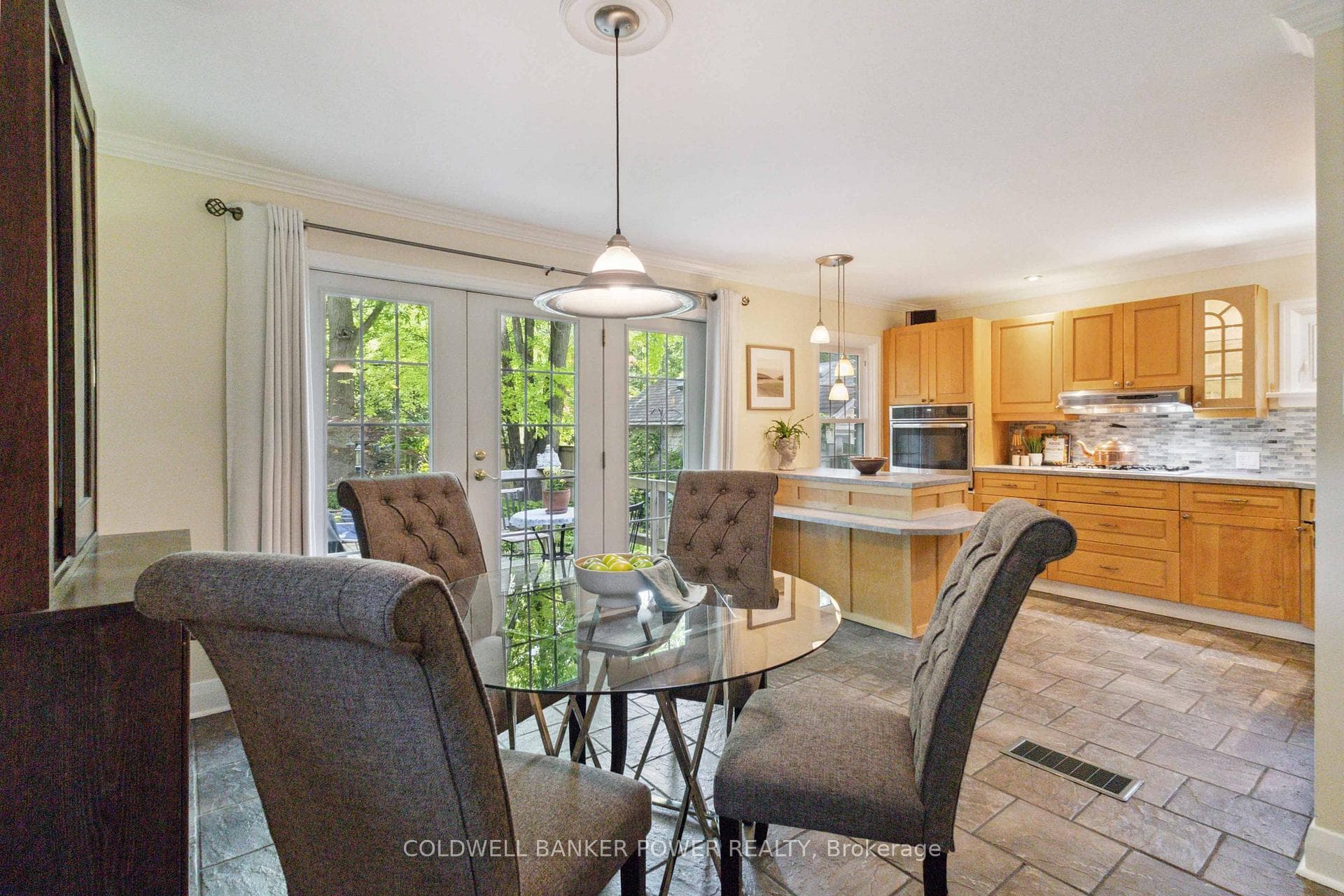552 St George Street photo 15