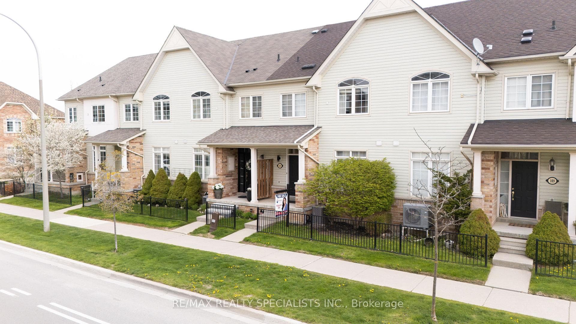 111 Civic Centre Drive photo 1