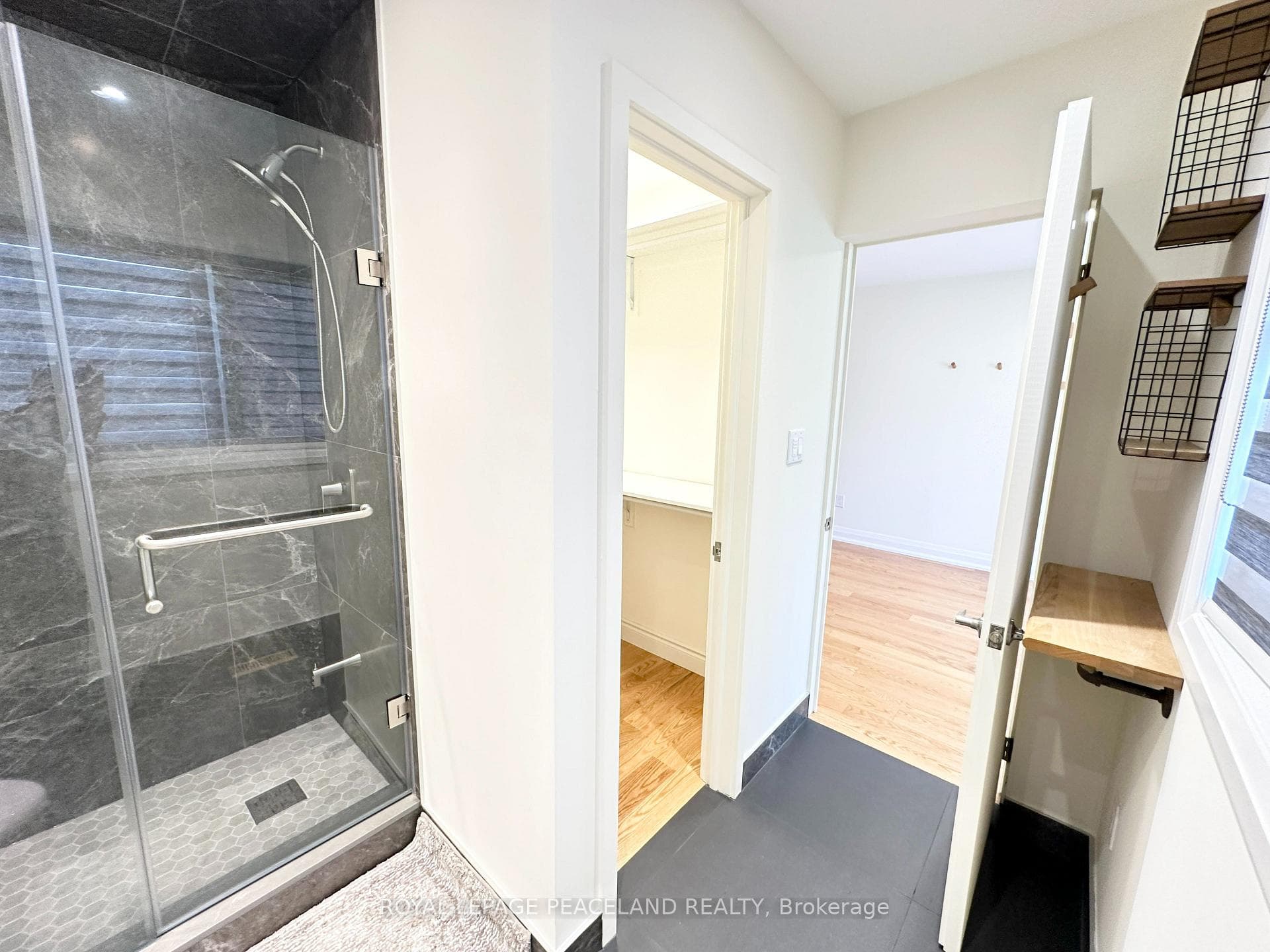 138 VISCOUNT Drive photo 23