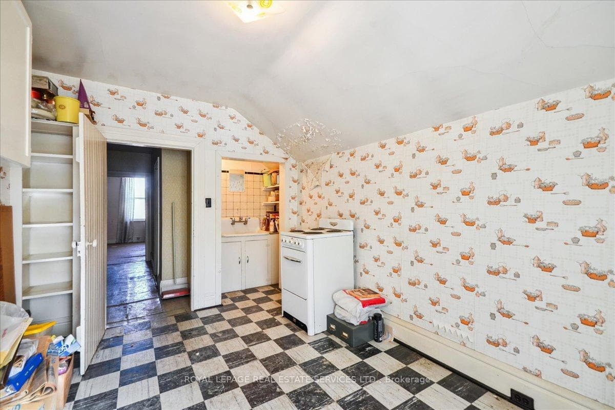 8 Arnold Avenue photo 28