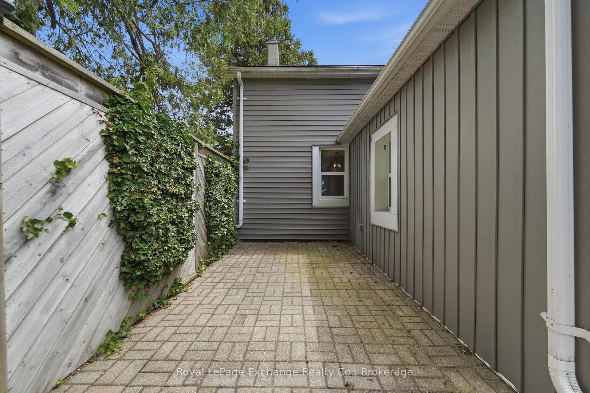 544 Queen Street photo 35