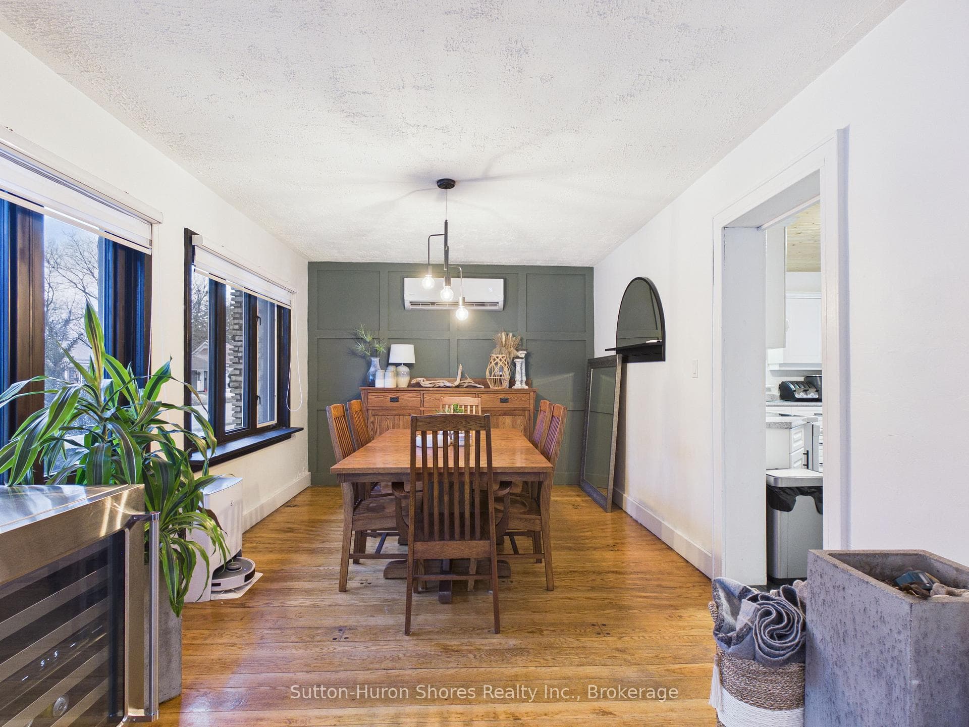 669 Louis Street photo 5