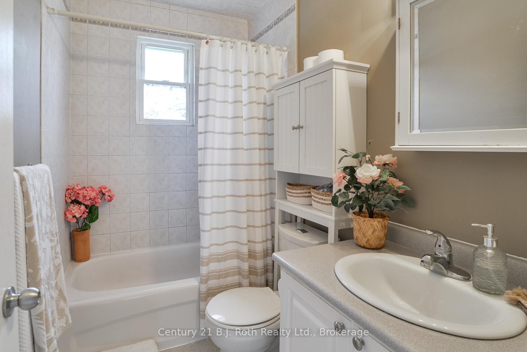 Main Floor 4 pc bathroom