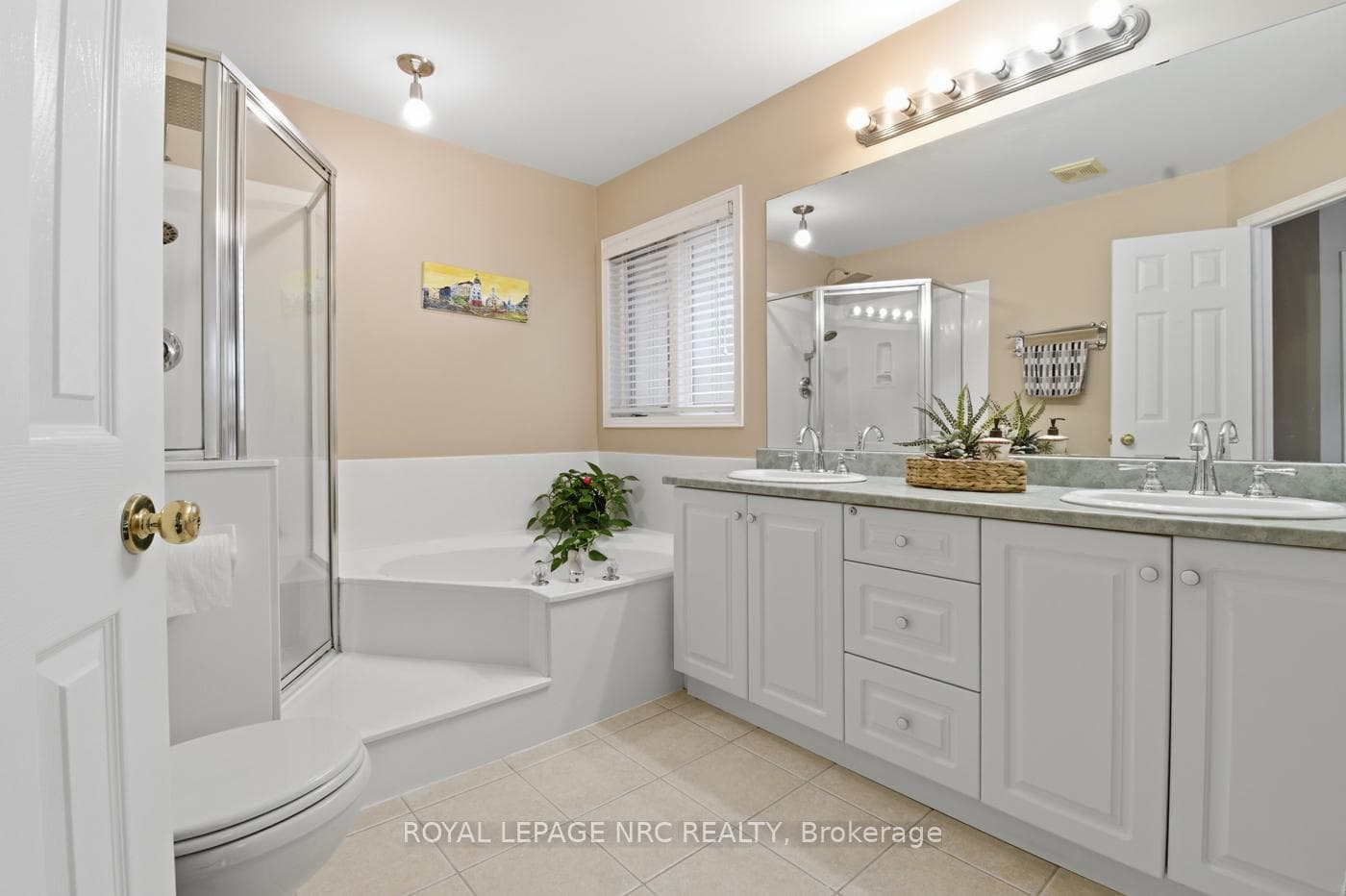 65 MCCAFFERY Crescent photo 29