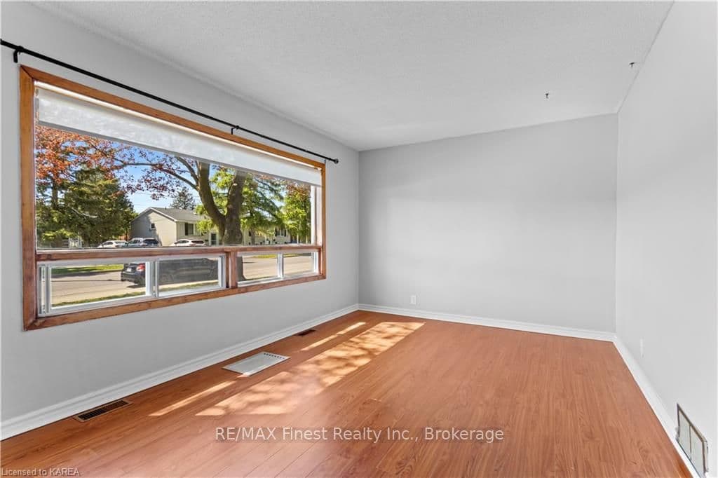 305 PALACE Road photo 7