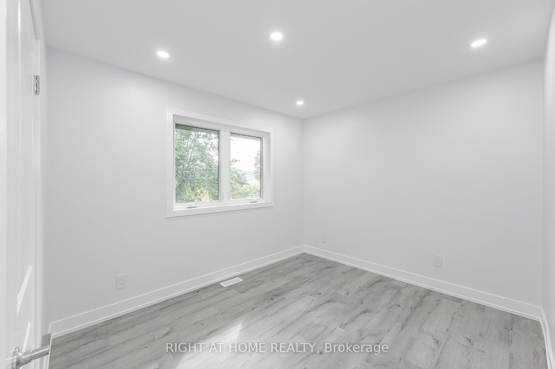 996 Barton Street photo 19