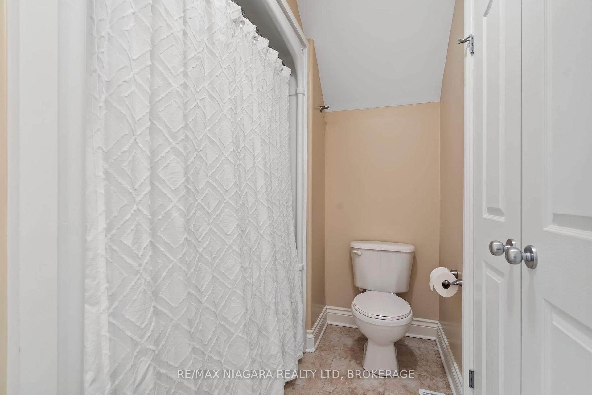 6748 Domenic Crescent photo 26