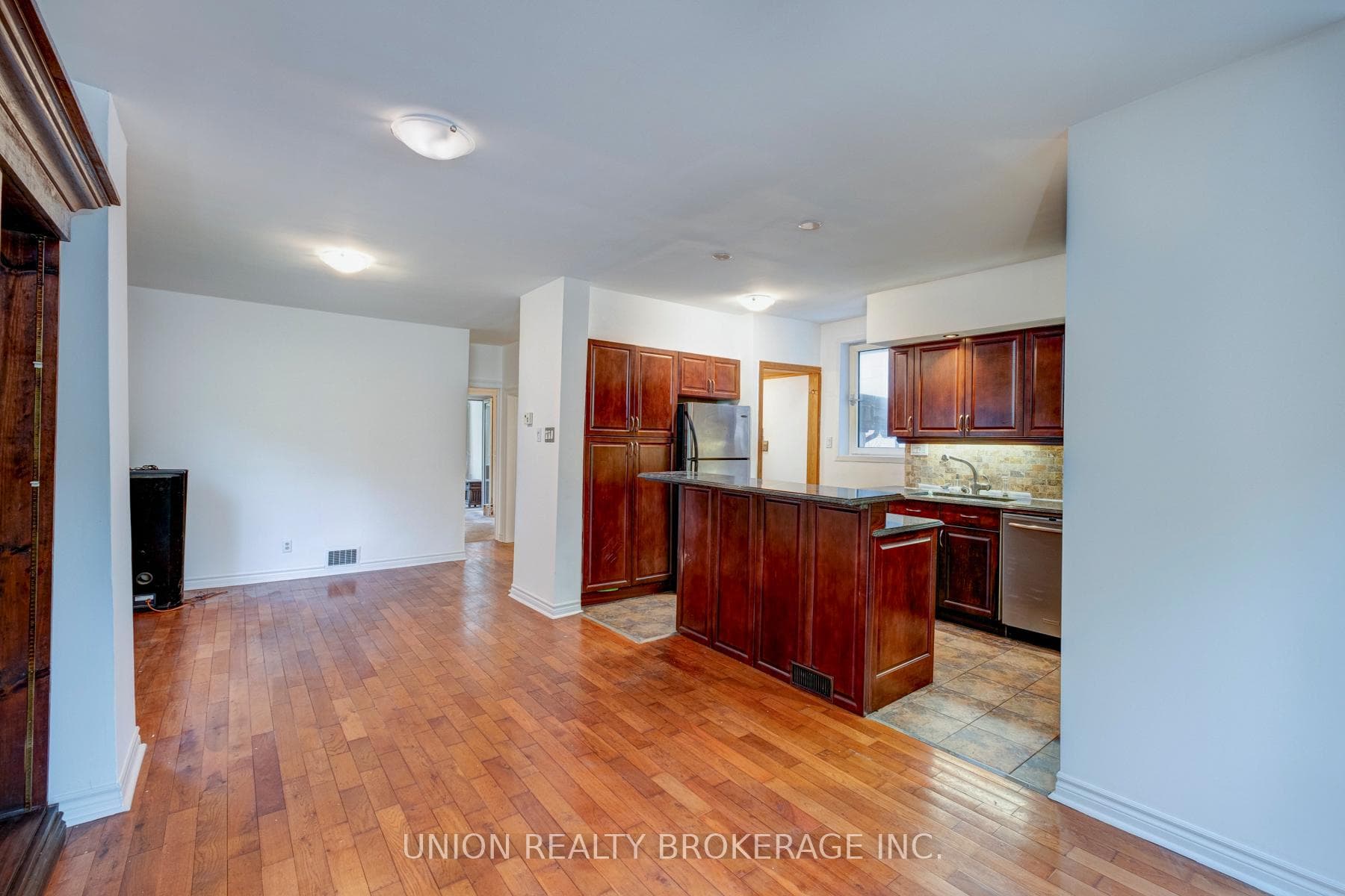 40 Red Deer Avenue photo 6