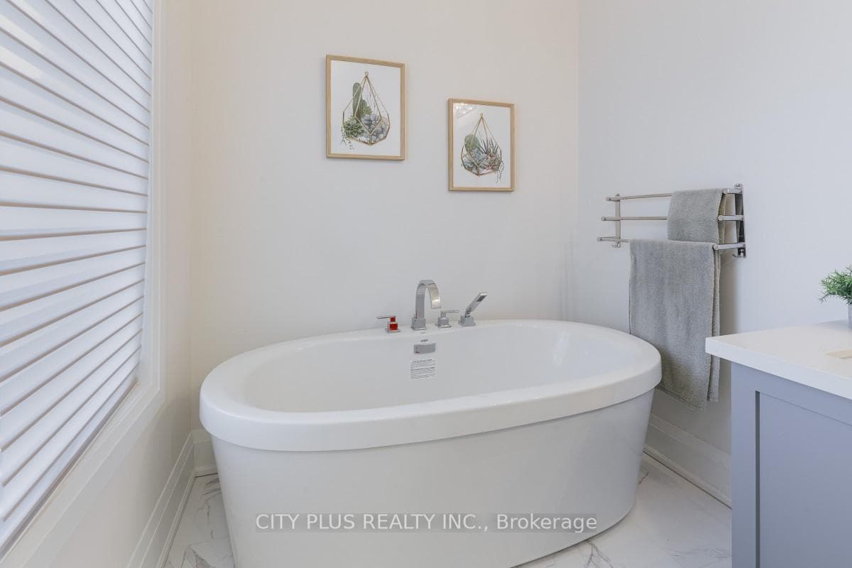 Stand alone bathtub
