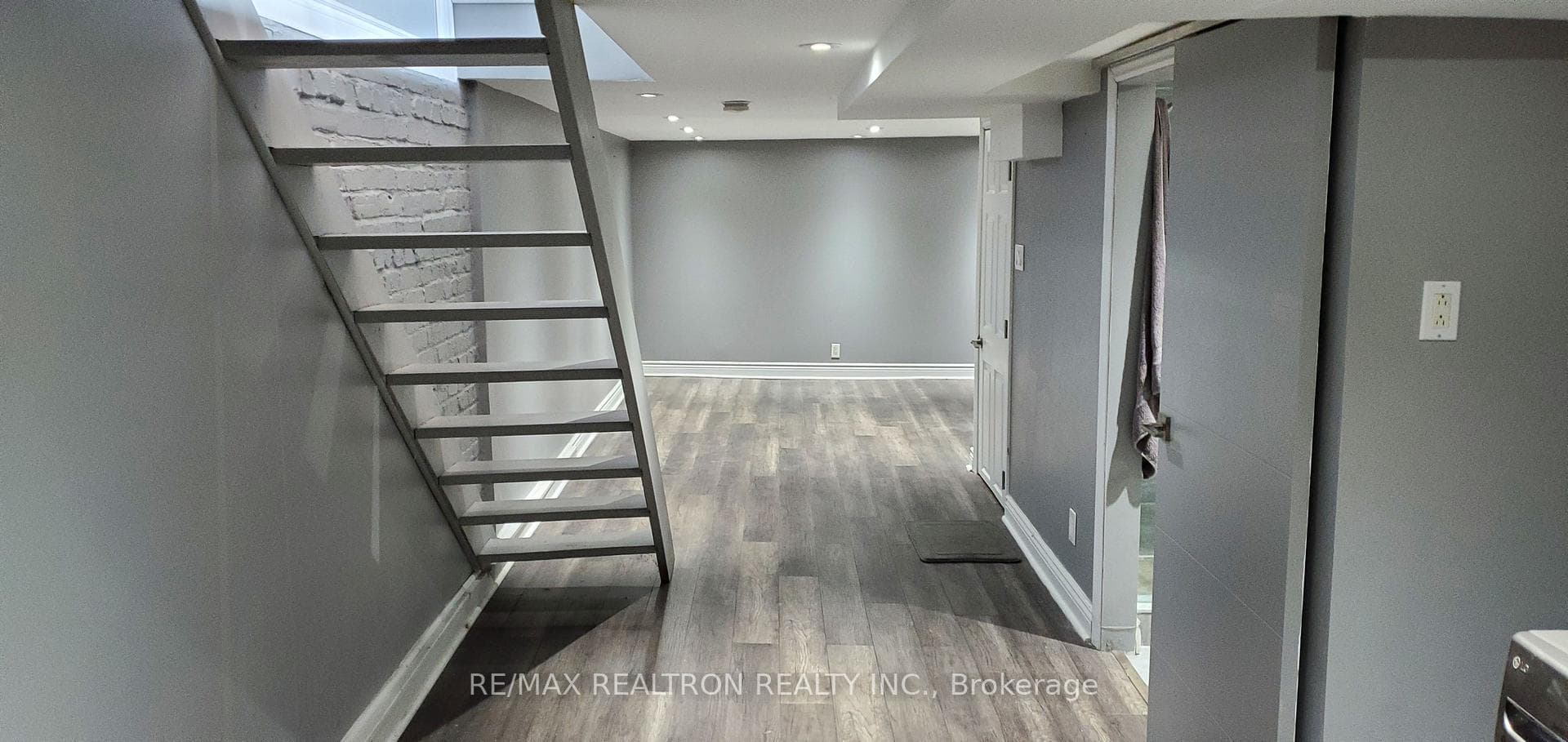 10 Coxwell Avenue photo 9
