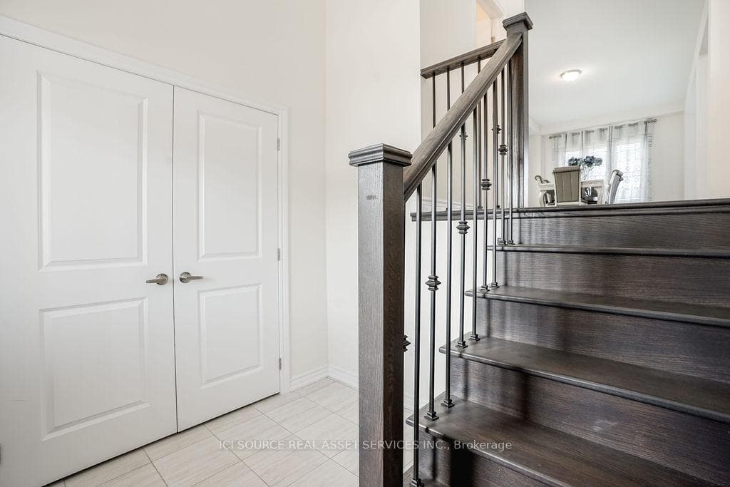 70 Atlantis Drive photo 2