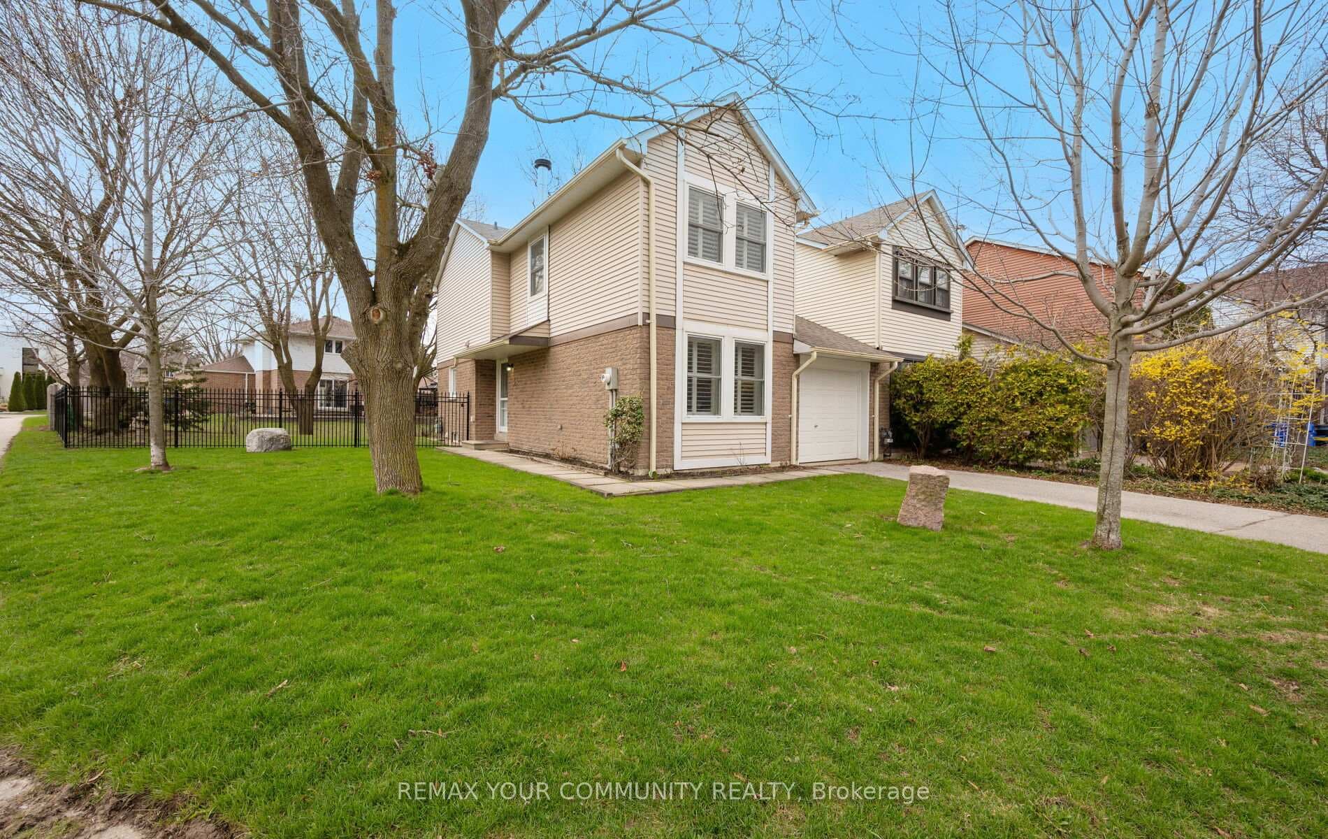 4 Sandusky Crescent photo 1