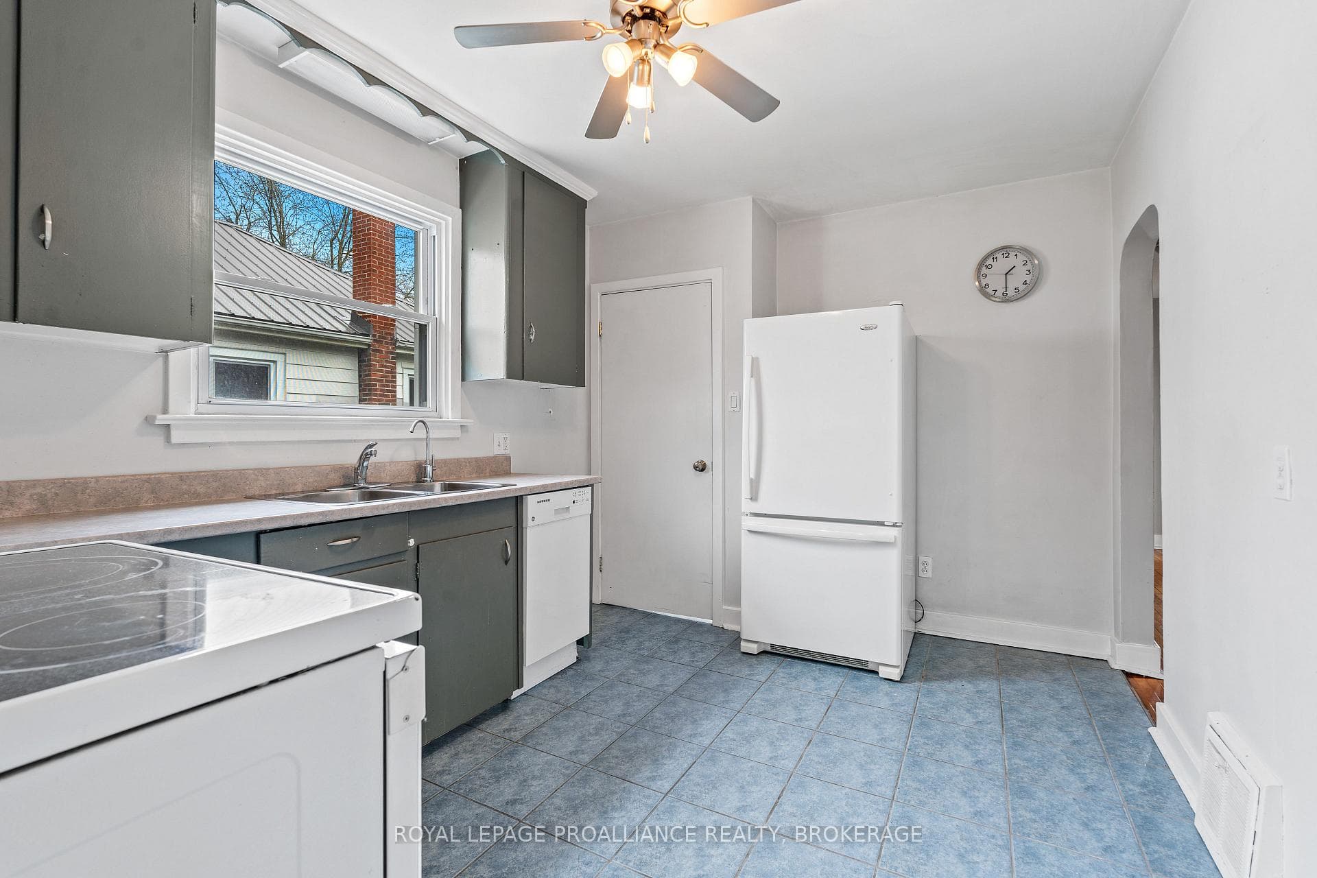 172 Carruthers Avenue photo 14