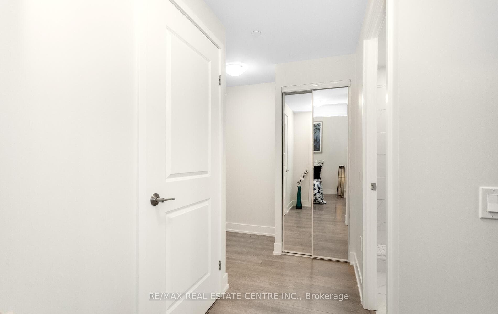 202 Burnhamthorpe Road Unit 2208 photo 7
